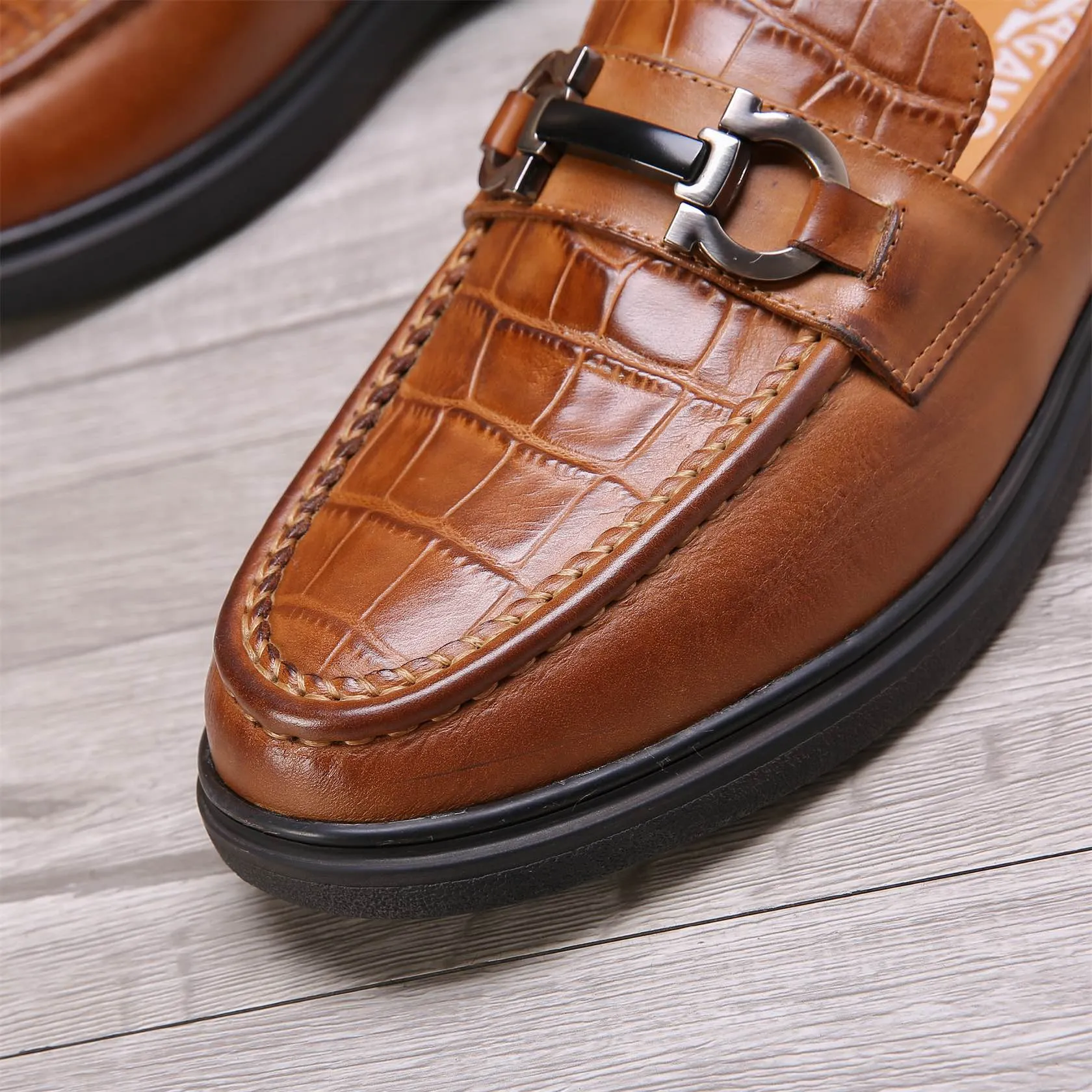 Men's shoes 💰460 🕷🕷🐂【Ferragamo】Ferragamo Popular fashionable casual shoes🇨🇳Official website counter 1:1 production, original mold opening💯Good quality visible, imported high-end first-layer waxed calfskin, water-dyed🐂leather lining🌿very clear texture, high-quality waterproof, non-slip and wear-resistant outsole🎋high quality and low price, truly handmade🍓Black optional! Code number 38-44 (45-46 customized)......
